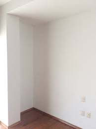 Paredes lisas tras alisar gotelé en habitación en Valencia